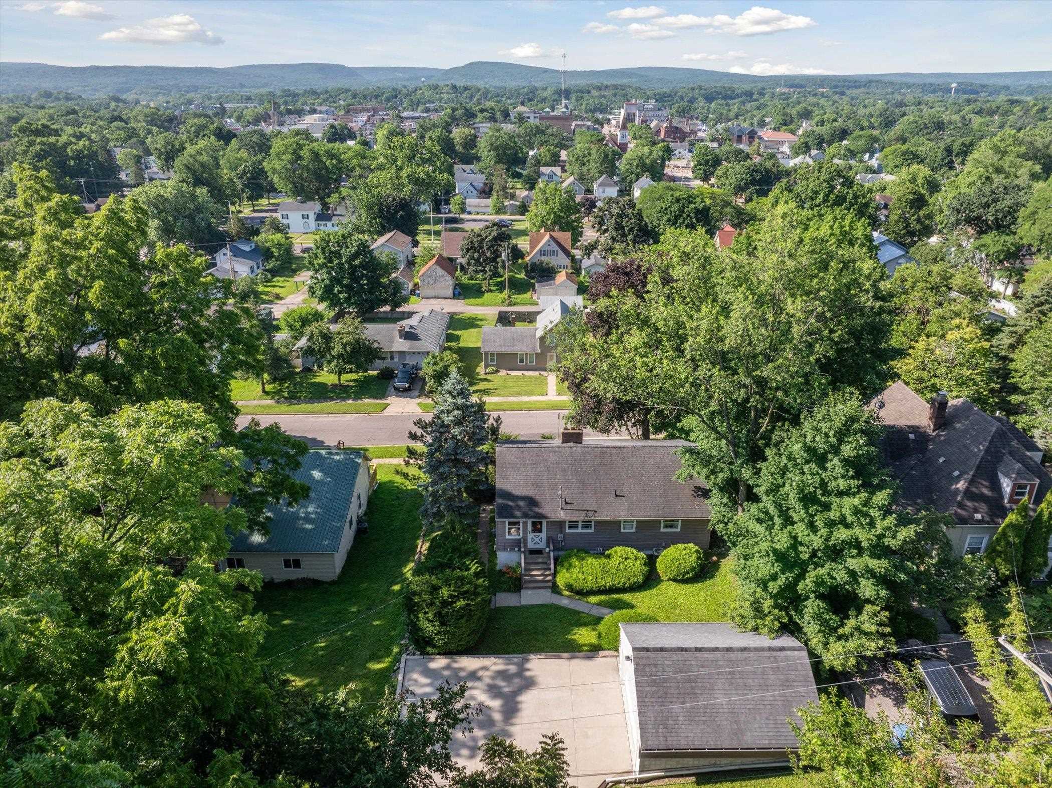 Baraboo, Wisconsin 53913, United States, 3 Bedrooms Bedrooms, ,2 BathroomsBathrooms,Residential,Active,165061