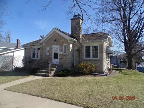 Photo of 626 W Pleasant Street, Portage, WI 53901 (MLS # 2020070)
