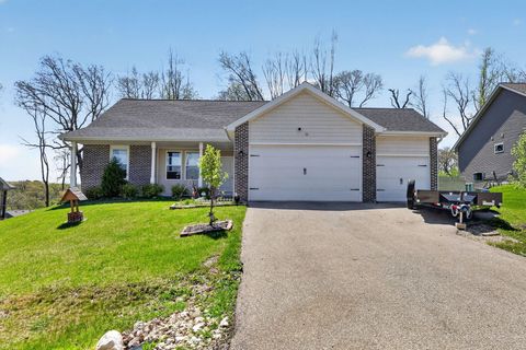 Photo of 934 E Superior Drive, Edgerton, WI 53534 (MLS # 2021902)