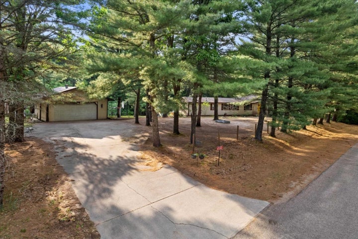 Photo 1 of 34 — W7092 N Oakwood Circle, Neshkoro, WI 54960