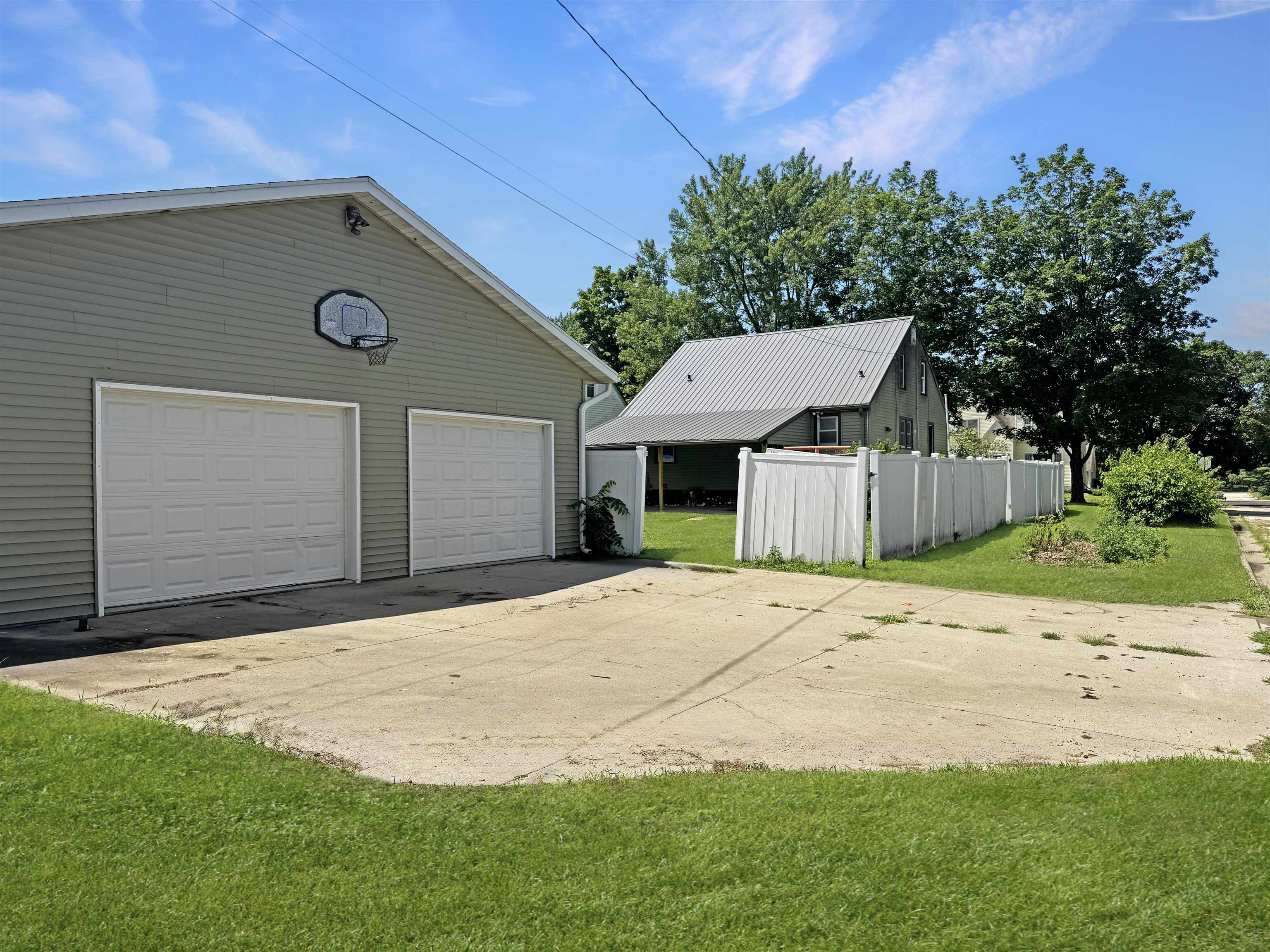 820 N Wacouta Avenue