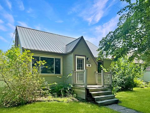 Photo of 820 N Wacouta Avenue, Prairie Du Chien, WI 53821 (MLS # 2028482)
