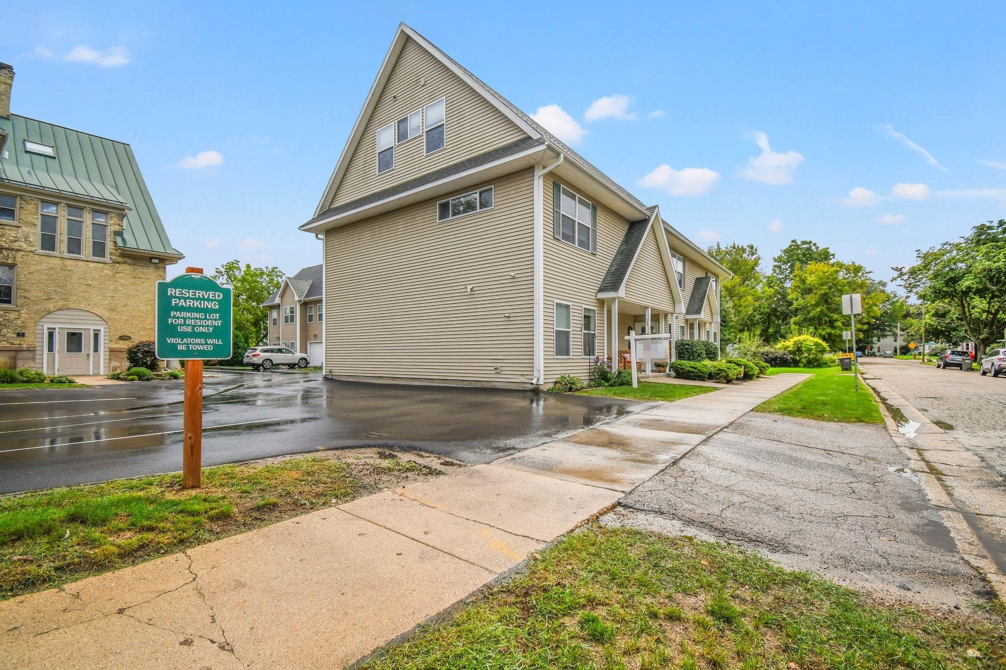 1011 Summit Avenue 11