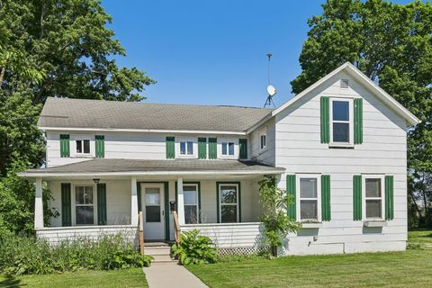 Photo of 1027 Farnham Street, Columbus, WI 53925 (MLS # 2024650)