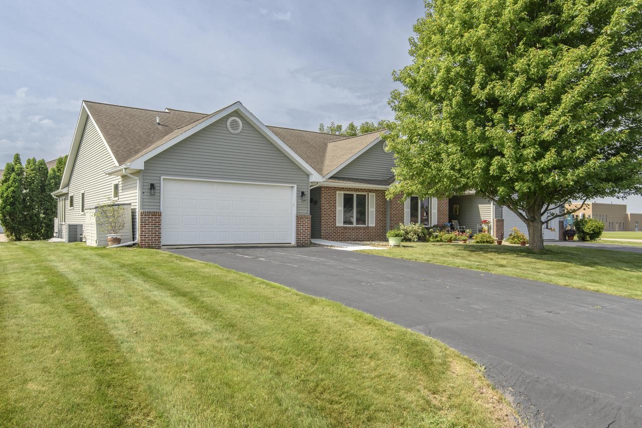 Photo 1 of 35 — 1610 E Kyle Lane 28, Beloit, WI 53511