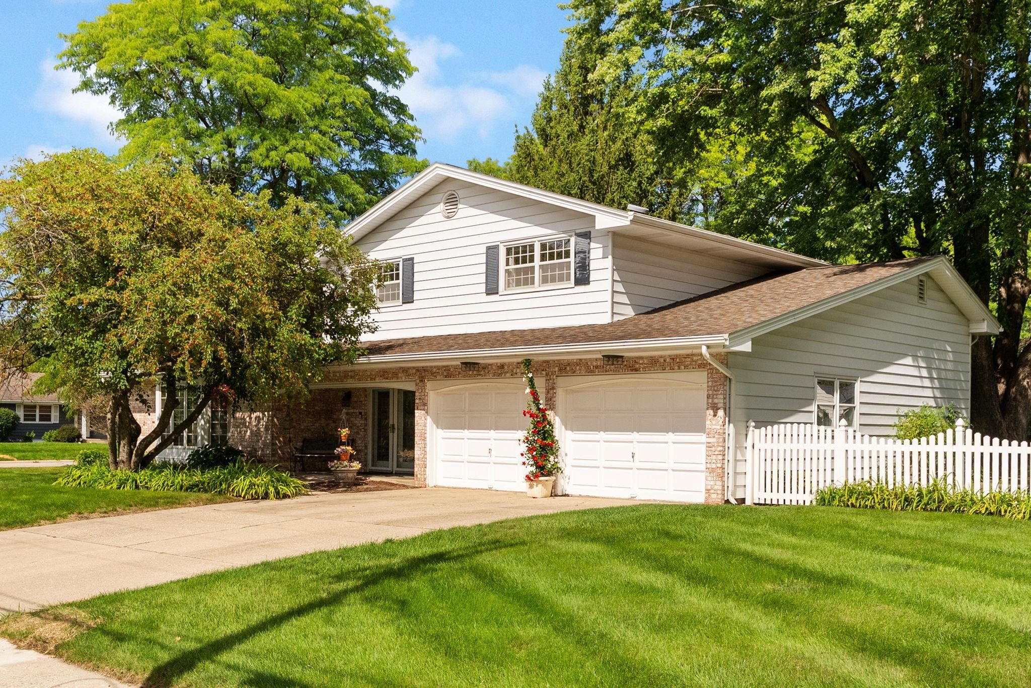 2105 Ruger Avenue - Photo 2