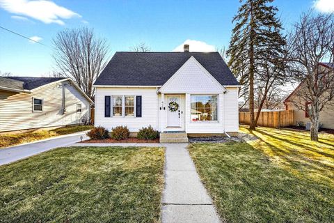 Photo of 421 N Bristol Street, Sun Prairie, WI 53590 (MLS # 2016872)
