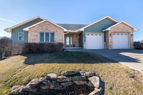 Photo of 324 Diamond Oaks Drive, Dodgeville, WI 53533 (MLS # 2016550)