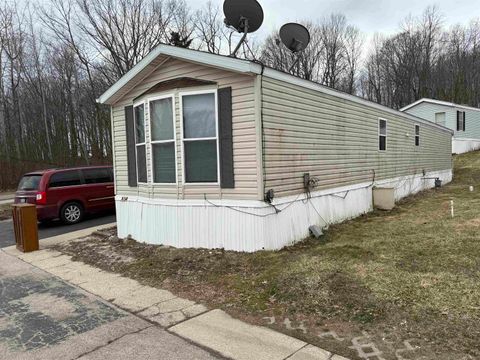 Photo of W211N11863 Hilltop Drive, Germantown, WI 53022 (MLS # 2019447)