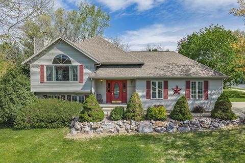 Photo of 1827 Huntington Park Drive, Reedsburg, WI 53959 (MLS # 2022973)