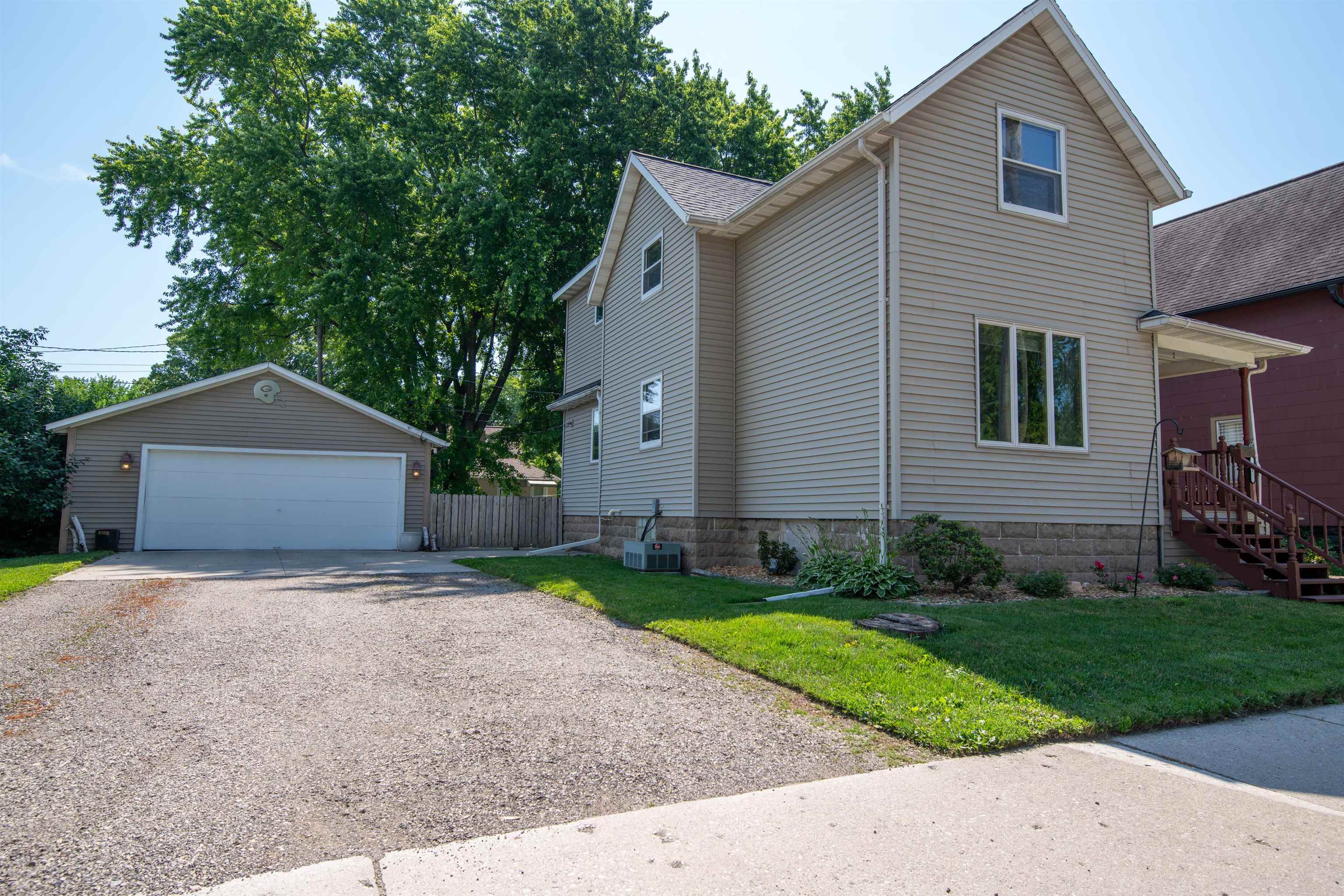 Photo 1 of 30 — 27 N HICKORY Street, Fond Du Lac, WI 54935
