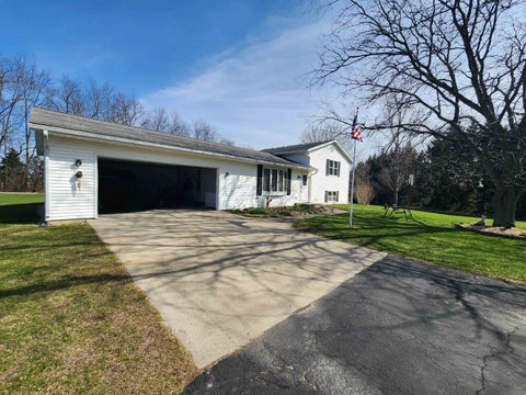Photo of 2549 State 213 Road, Orfordville, WI 53576 (MLS # 2033643)