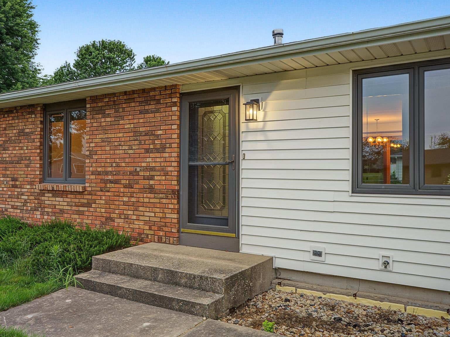 587 Washington Street - Photo 2