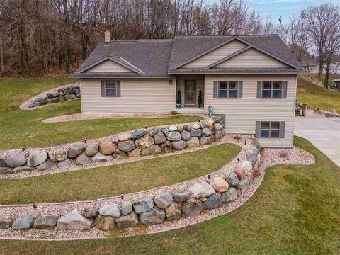 Photo of 1011 Pine Grove Drive, Reedsburg, WI 53959 (MLS # 2016105)