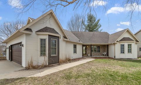 Photo of 1012 Pine Grove Drive, Reedsburg, WI 53959 (MLS # 2019814)