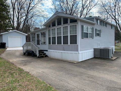 Photo of 352 Skyline Drive, Edgerton, WI 53534 (MLS # 2019530)