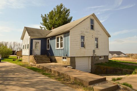 Photo of 1605 28th Street, Hazel Green, WI 53811 (MLS # 2021514)