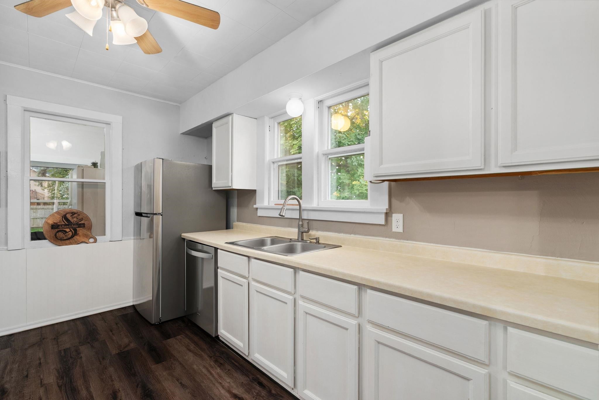 412 E Beloit Street - Photo 4