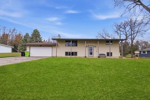 Photo of N7389 Edgewater Drive, Beaver Dam, WI 53916 (MLS # 2018780)