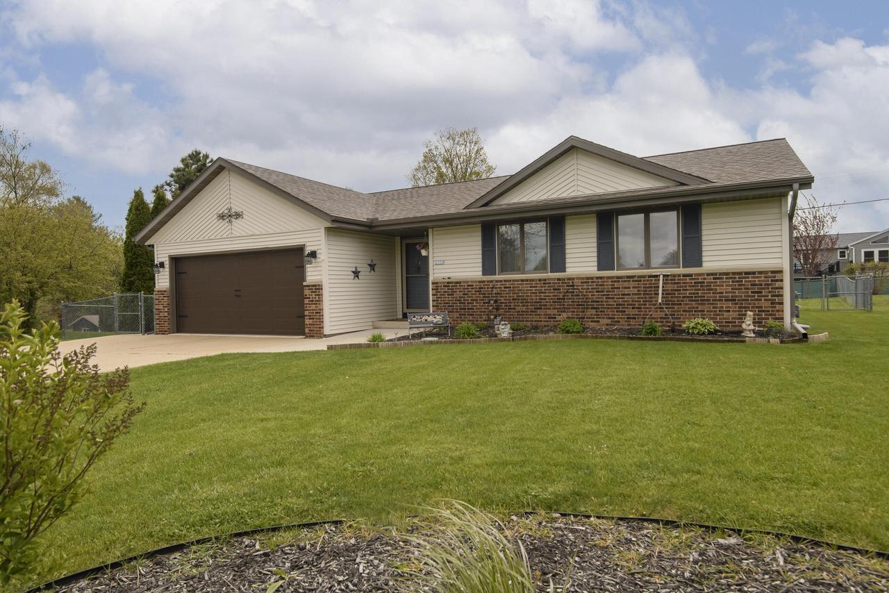 Photo 1 of 32 — 2775 Thomas Drive, East Troy, WI 53120
