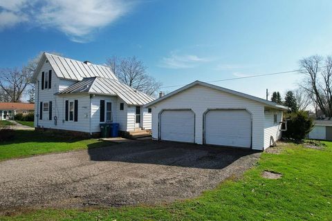 Photo of 527 Badger Drive, Baraboo, WI 53913 (MLS # 2020850)