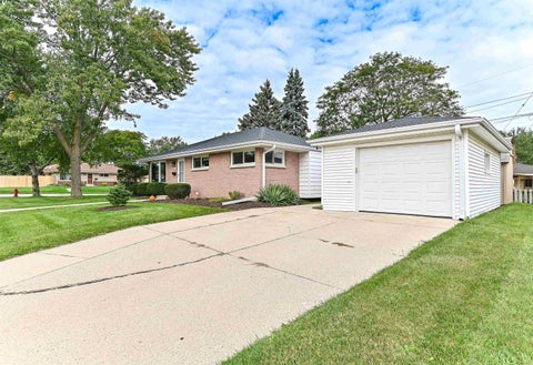 Photo of N89W15378 Cleveland Avenue, Menomonee Falls, WI 53051 (MLS # 2033824)