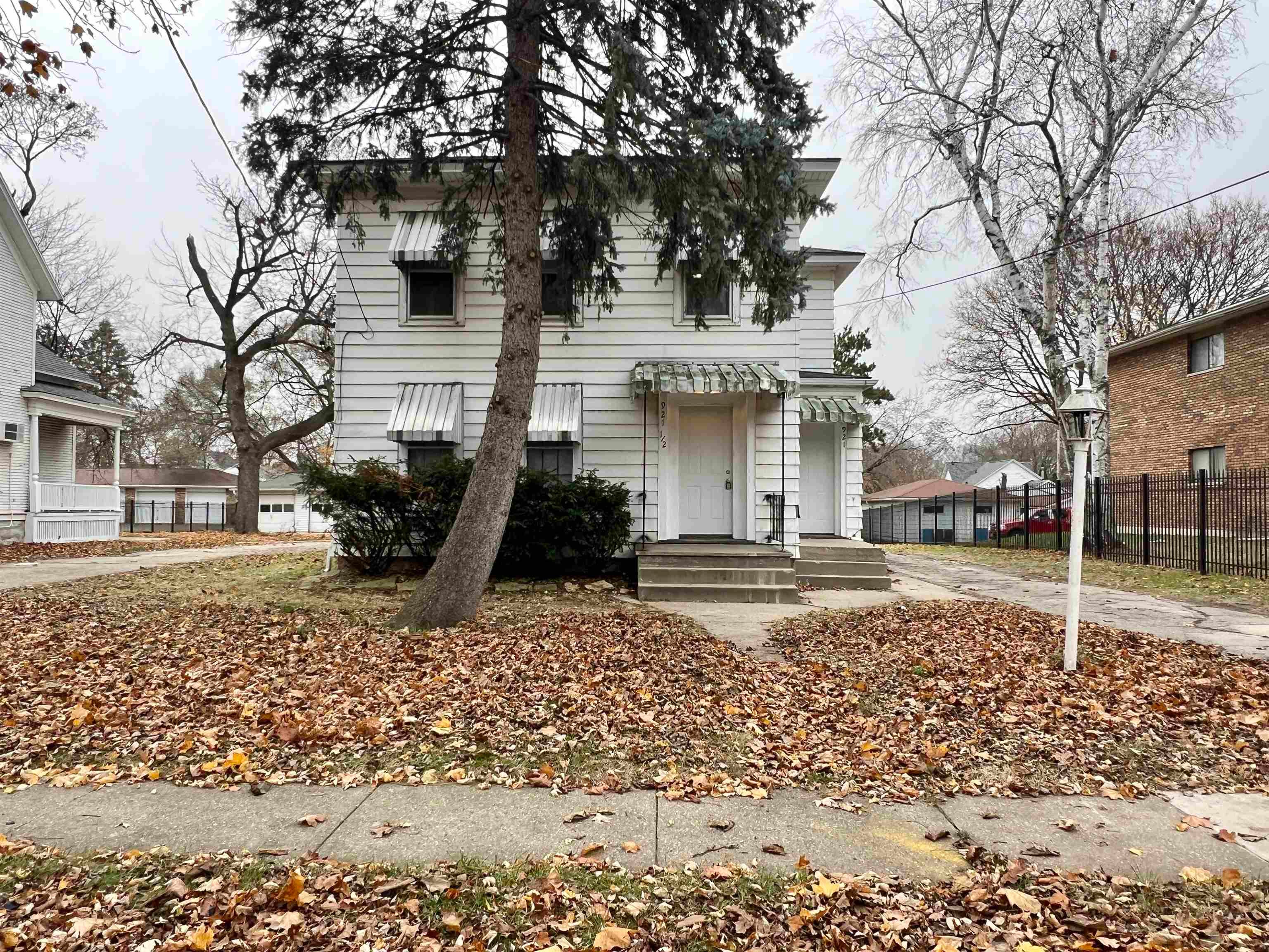 921 W Grand Avenue