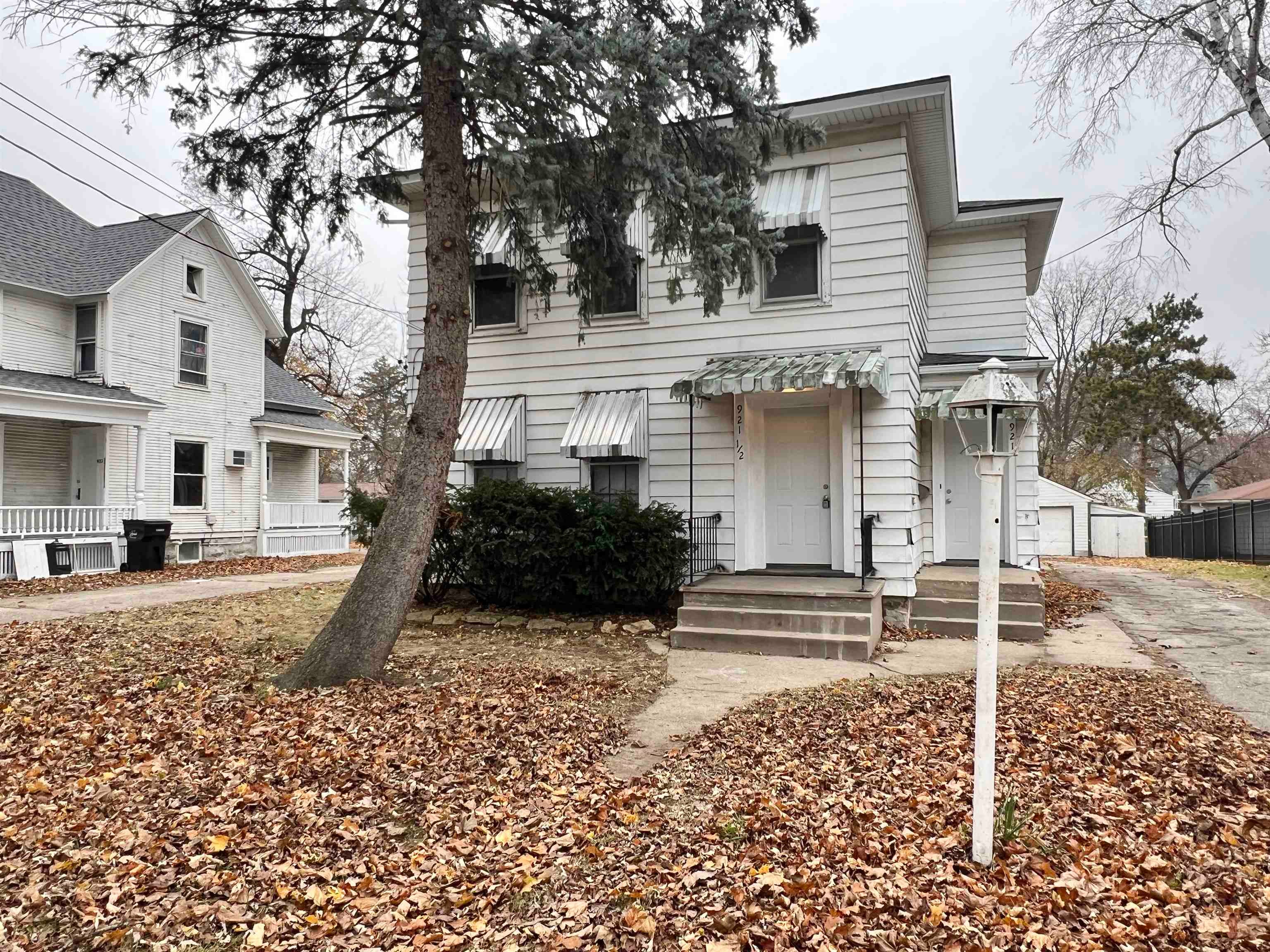 921 W Grand Avenue