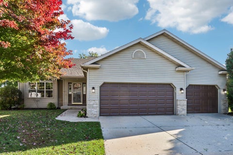 Photo of 808 Hanksfield Place, Prairie du Sac, WI 53578 (MLS # 2035231)