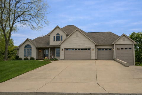 Photo of 2717 Olin Way, Sun Prairie, WI 53590 (MLS # 2027836)