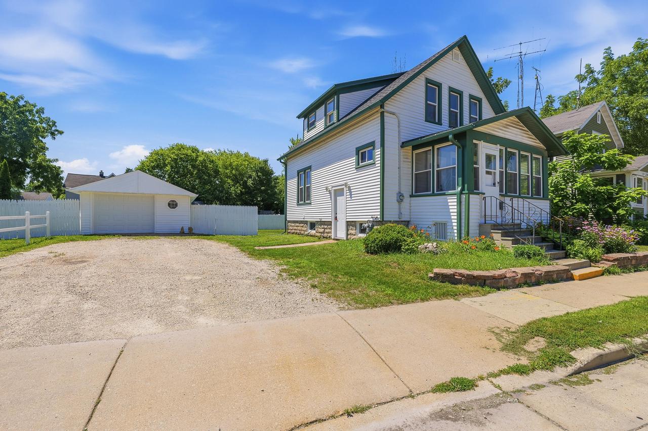 Photo 1 of 32 — 180 N Park Avenue, Fond Du Lac, WI 54935
