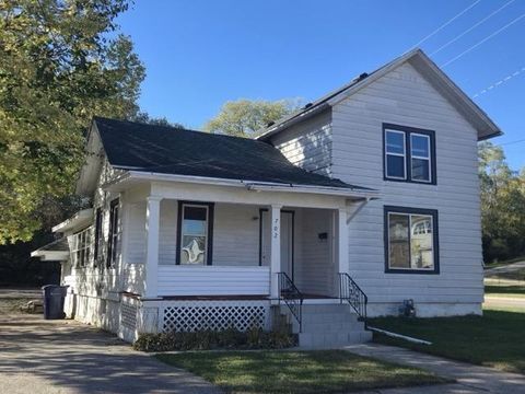 Photo of 702 S Washington Street, Janesville, WI 53548 (MLS # 2011763)