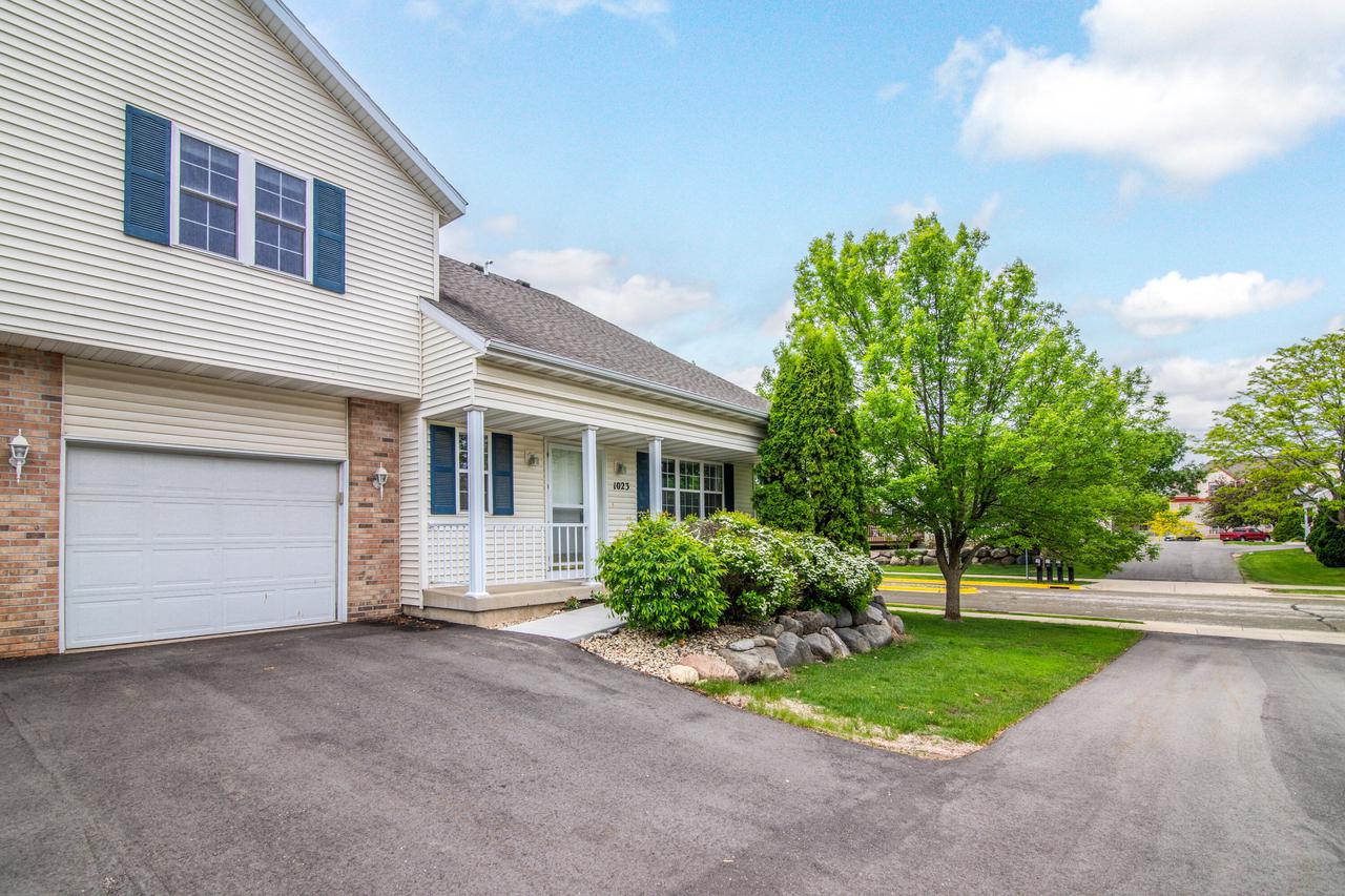 Photo 1 of 17 — 1023 Chandler Lane, Sun Prairie, WI 53590