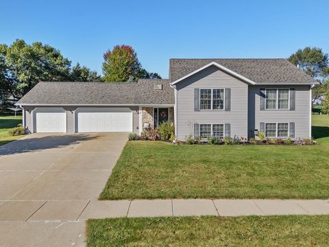Photo of 733 Eastridge Drive, Reedsburg, WI 53959 (MLS # 2010345)
