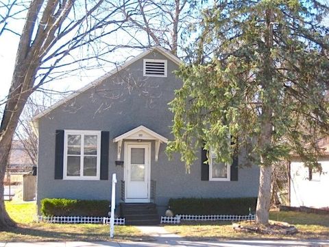 Photo of 817 N Beaumont Road, Prairie Du Chien, WI 53821 (MLS # 2019090)