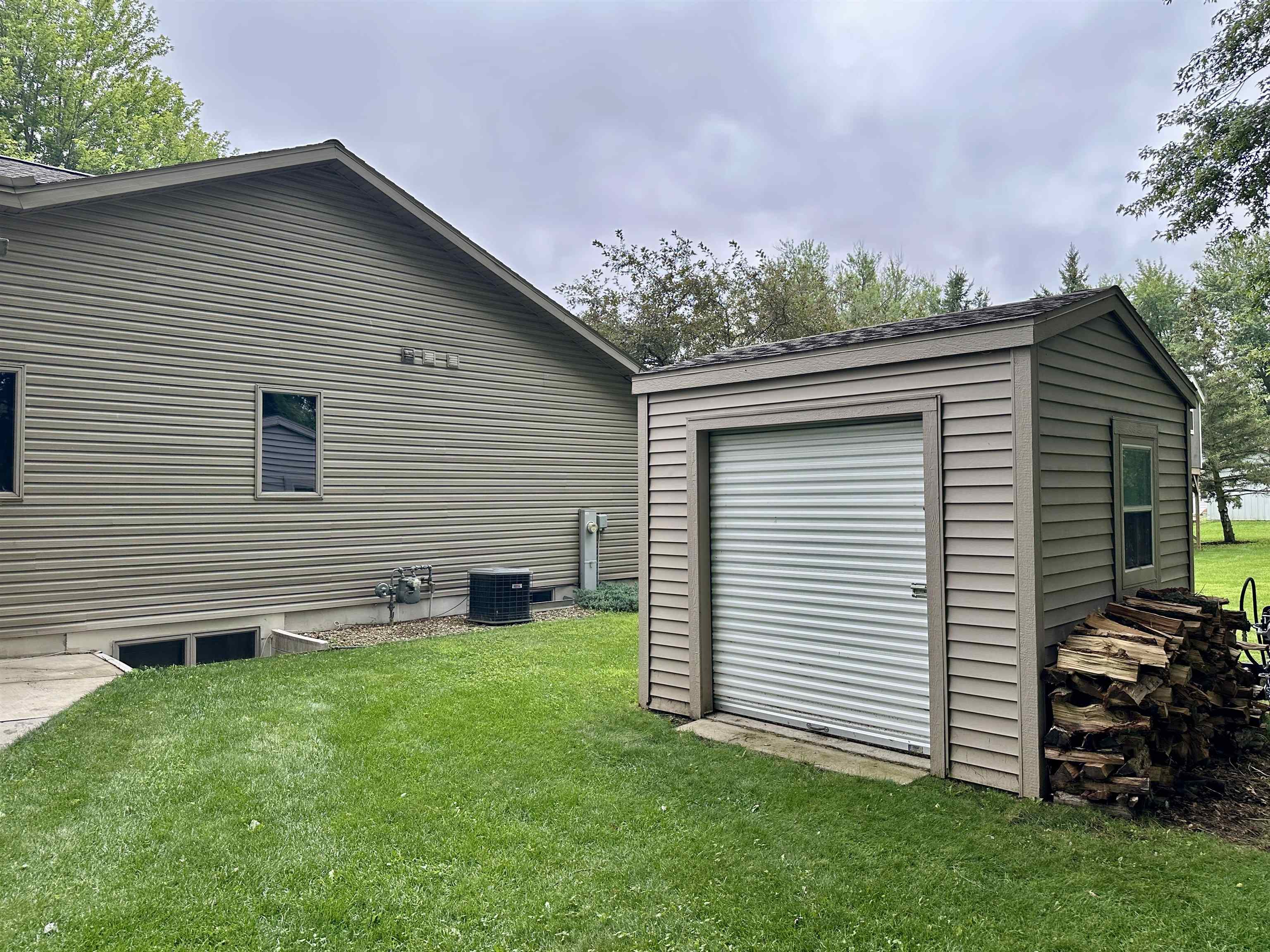 Stoughton, Wisconsin 53589, United States, 4 Bedrooms Bedrooms, ,3 BathroomsBathrooms,Residential,Active,189188