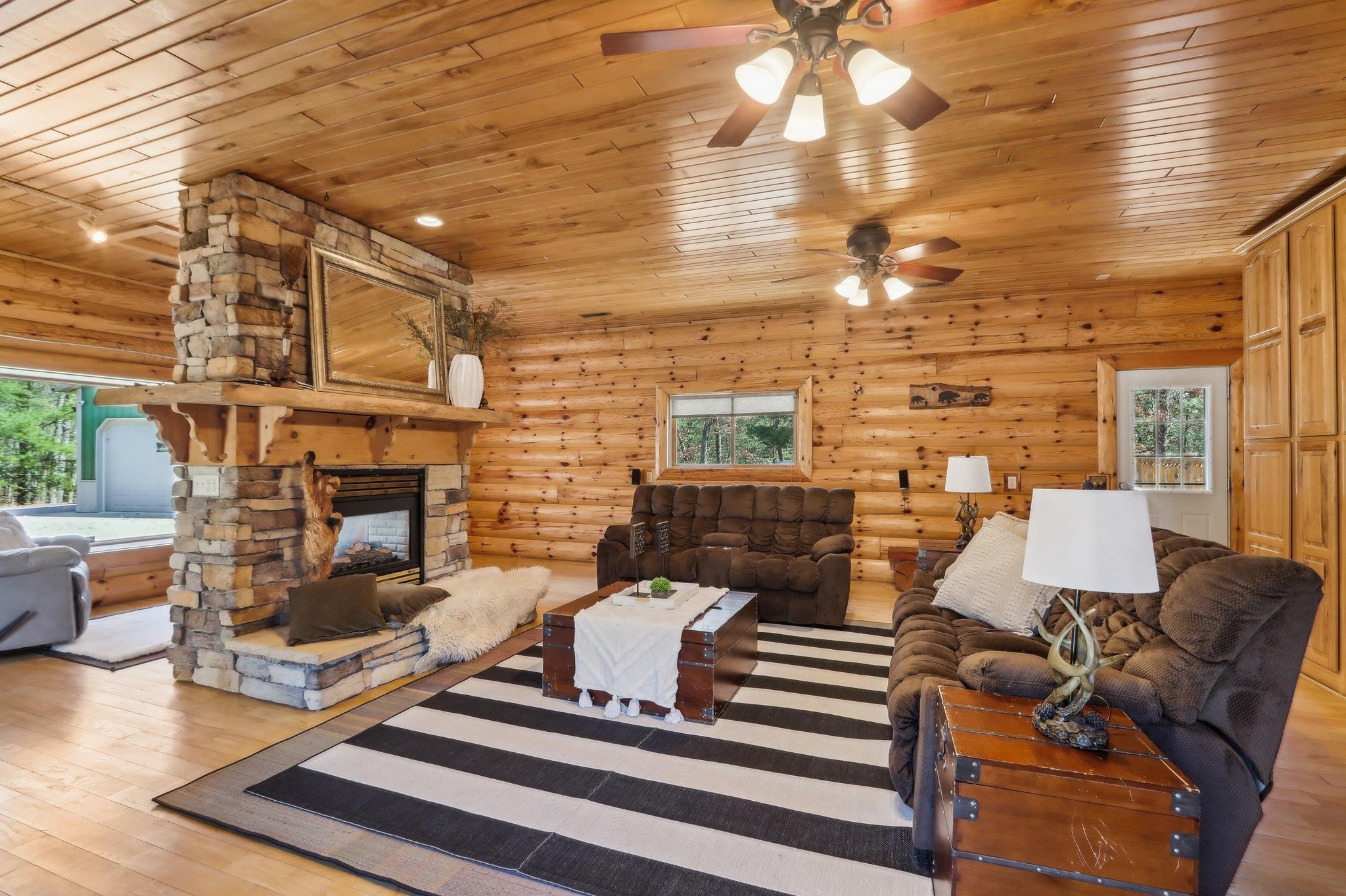 Reedsburg, Wisconsin 53959, United States, 4 Bedrooms Bedrooms, ,5 BathroomsBathrooms,Residential,Active,91169