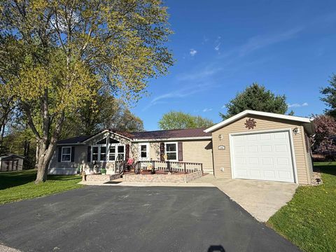 Photo of 194 Hunters Glen, Baraboo, WI 53913 (MLS # 2022324)