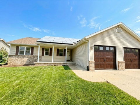 Photo of 332 Sandridge Trail, Sun Prairie, WI 53590 (MLS # 2032251)