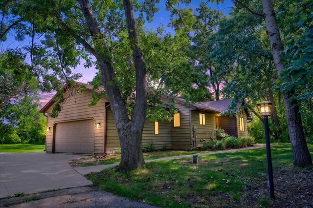 8062 Burr Oak Trail