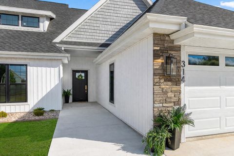 Photo of 314 Willow Street, Pardeeville, WI 53954 (MLS # 2019909)