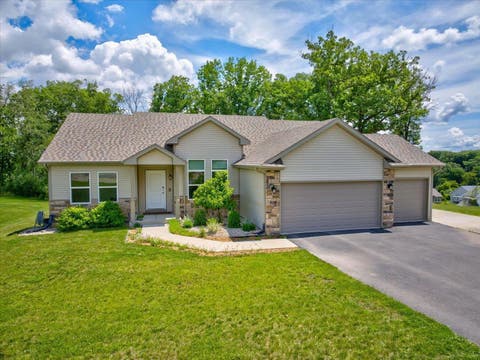Photo of 932 E Lauderdale Court, Edgerton, WI 53534 (MLS # 2026480)