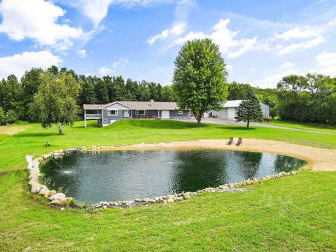 Photo of 64 Oakland Road, Cambridge, WI 53523 (MLS # 2014465)