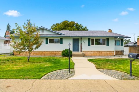 Photo of 830 Middle Street, Redding, CA 96003 (MLS # 25-5553)