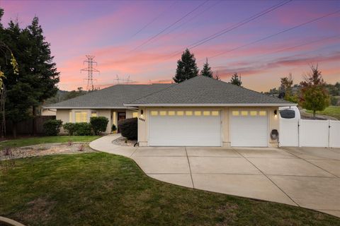 Photo of 4687 Corita Place, Redding, CA 96001 (MLS # 25-5082)