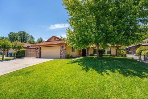 Photo of 3628 Somerset Avenue, Redding, CA 96002 (MLS # 25-3940)