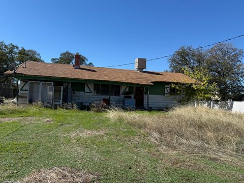 Photo of 9786 Old Oregon Trail, Redding, CA 96003 (MLS # 25-4688)
