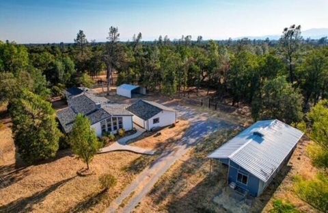 Photo of 21533 Anron Lane, Redding, CA 96003 (MLS # 25-4591)