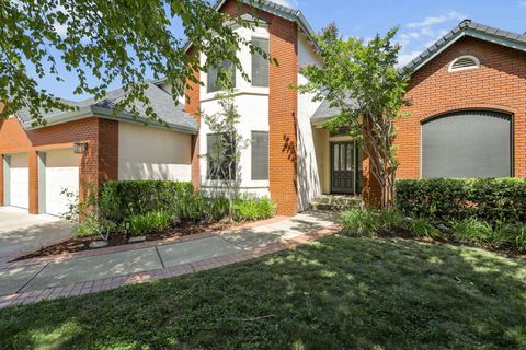 Photo of 3719 Siskiyou Street, Redding, CA 96001 (MLS # 26-3430)