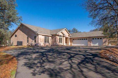 Photo of 13470 Luna Drive, Redding, CA 96003 (MLS # 25-4602)